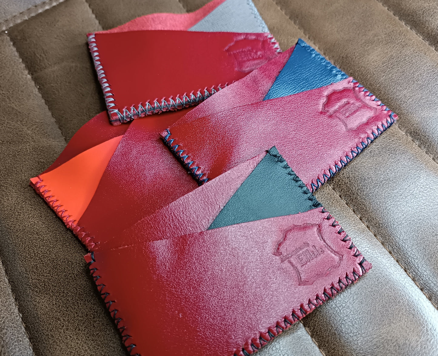 Porte-cartes Artisanaux en cuir véritable Rouge Carmin Bicolores