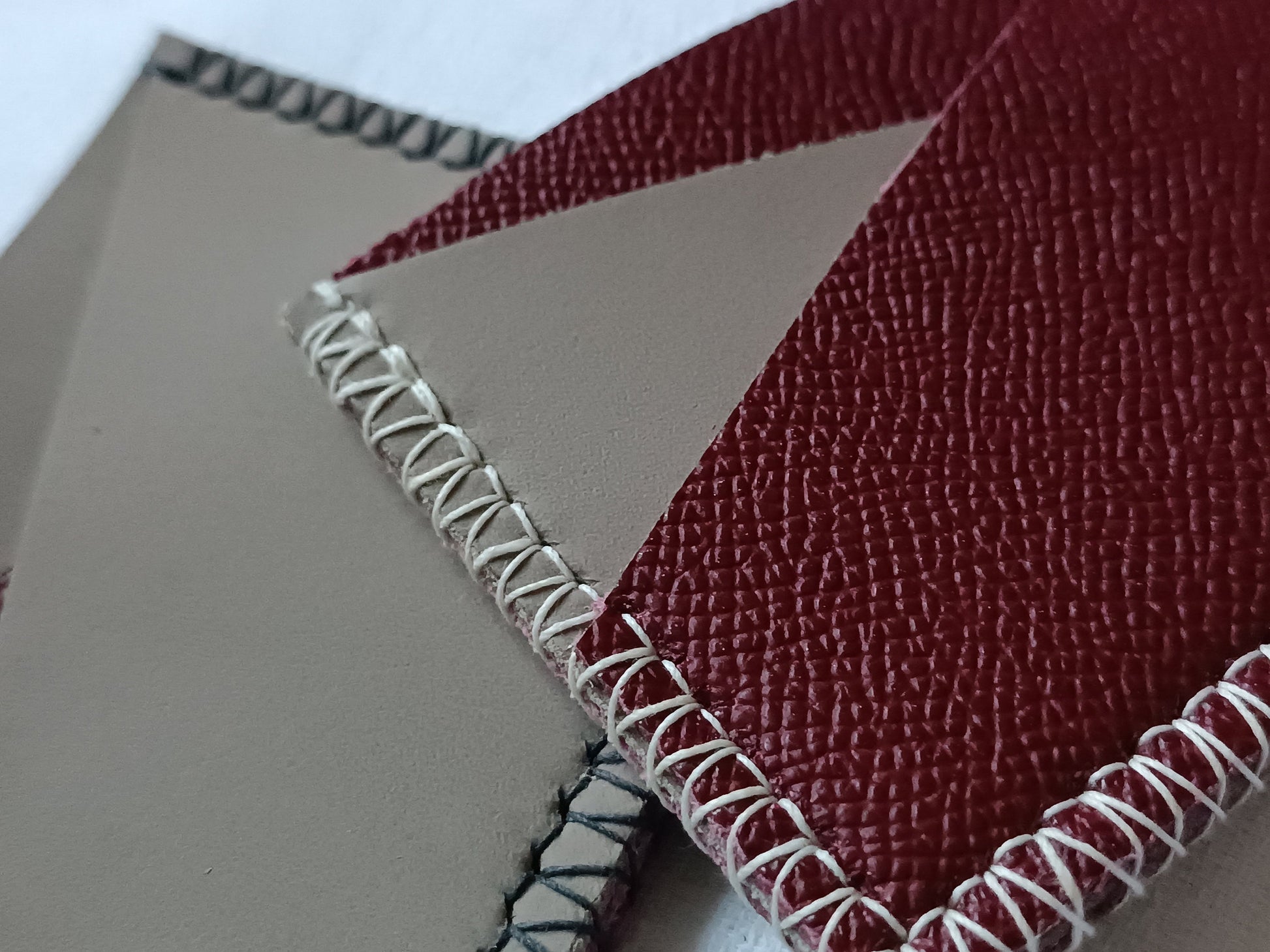 Porte-carte Artisanal en cuir véritable Bicolore Bordeaux / Gris